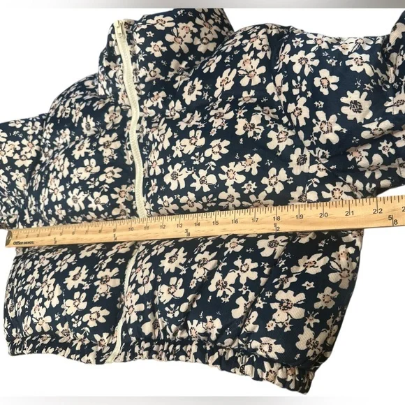 Akaiv Cropped Floral Puffer Jacket Size Large Navy Blue Cream Pockets Full Zip - Picture 12 of 14